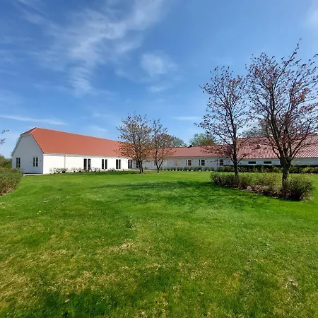 Efterskole מלון דירות 3*